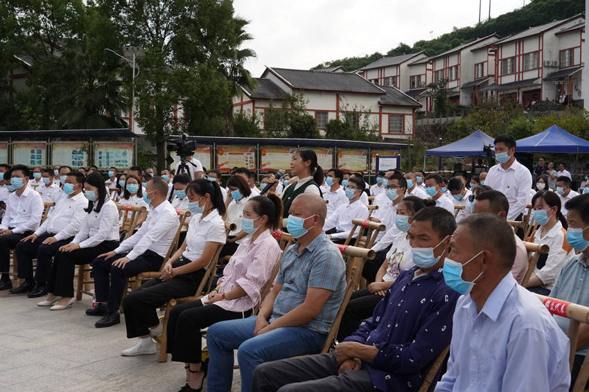 在陽光問廉下鄉(xiāng)進村現(xiàn)場村民正在提問。達州日報社供圖