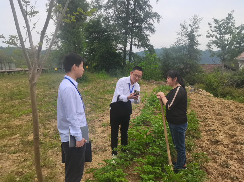 萬源市石塘片區(qū)協(xié)作組工作人員深入田間地頭向群眾反饋問題線索辦理情況。達州日報社供圖