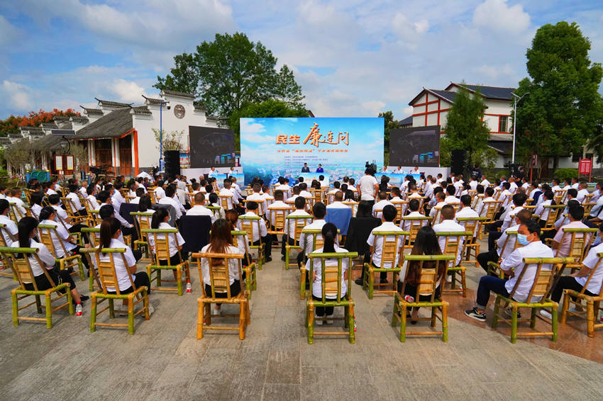 達州市開展陽光問廉下鄉(xiāng)進村現(xiàn)場。達州日報社供圖