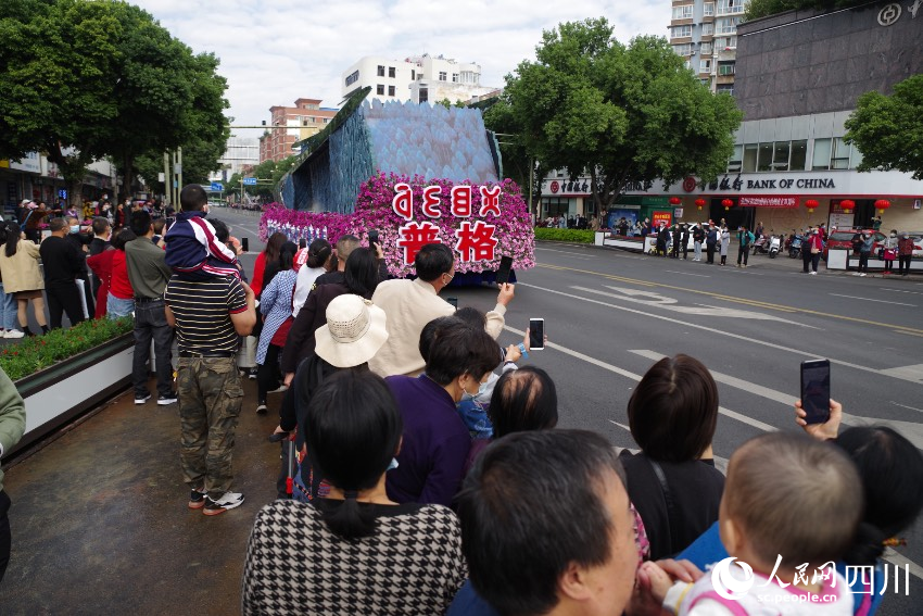 花車巡游現場。宋明攝