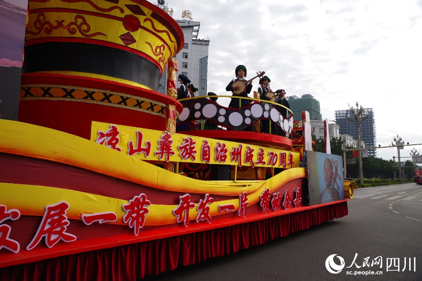 花車巡游現場。宋明攝