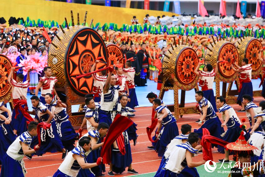 慶祝涼山彝族自治州成立70周年文藝演出現(xiàn)場。人民網(wǎng) 朱虹攝