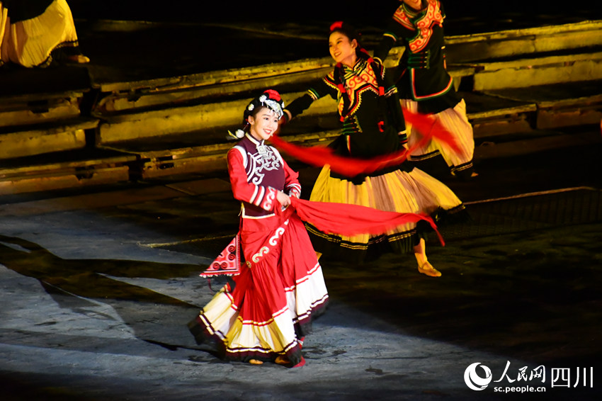 涼山州彝文化風(fēng)情實(shí)景劇《阿惹妞》表演現(xiàn)場(chǎng)。人民網(wǎng) 王洪江攝
