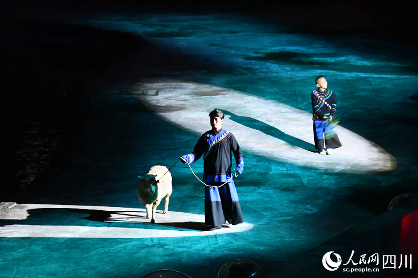 涼山州彝文化風(fēng)情實(shí)景劇《阿惹妞》表演現(xiàn)場。人民網(wǎng) 王洪江攝