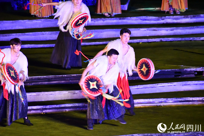 涼山州彝文化風(fēng)情實(shí)景劇《阿惹妞》表演現(xiàn)場(chǎng)。人民網(wǎng) 王洪江攝
