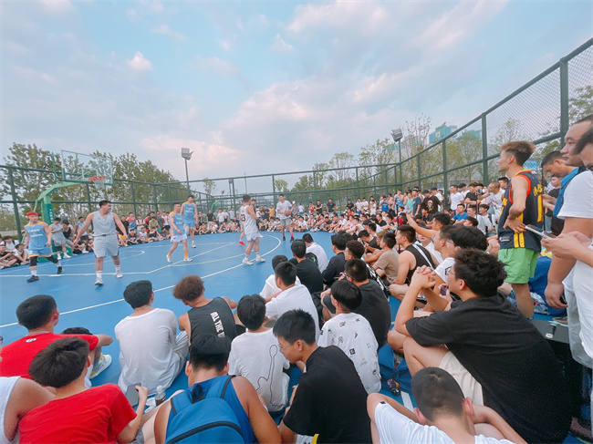 市民在鳳凰山體育公園全民健身中心運動。鳳凰山體育公園供圖