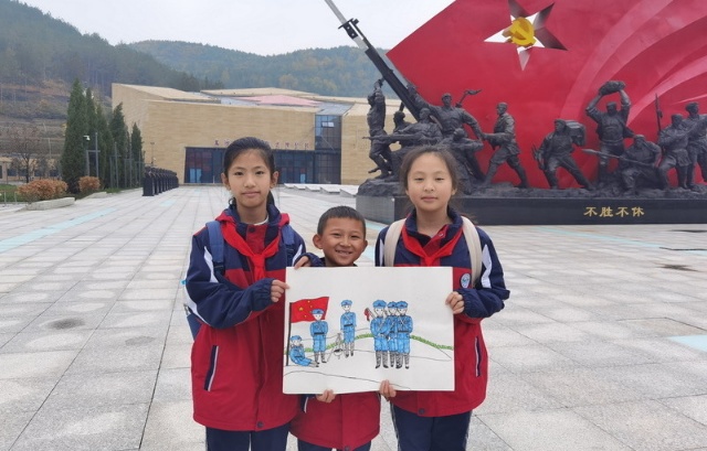 孩子們用畫筆表達對革命前輩的崇敬。馬發海攝