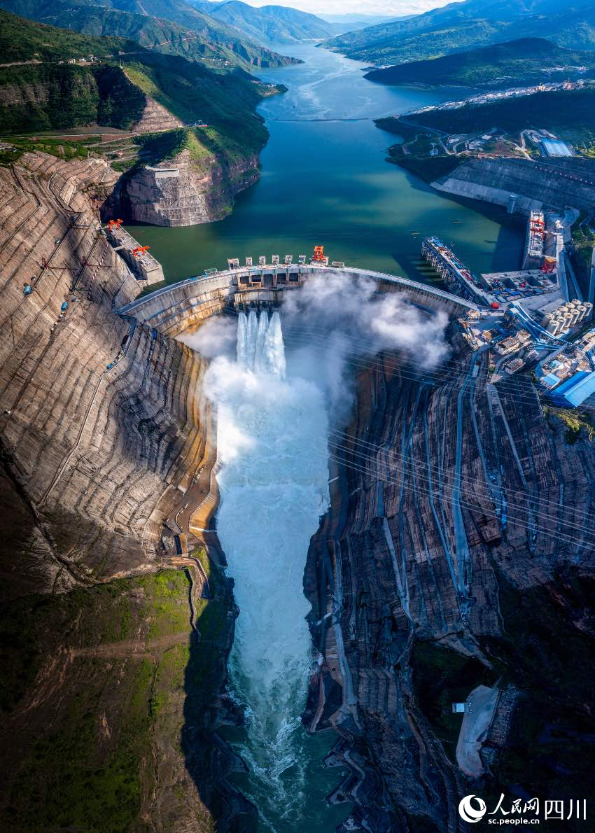 2021年6月，白鶴灘水電站首批機組正式投產發(fā)電，總裝機容量1600萬證千瓦，成為中國第二、世界第二巨型水電站。葉昌云攝