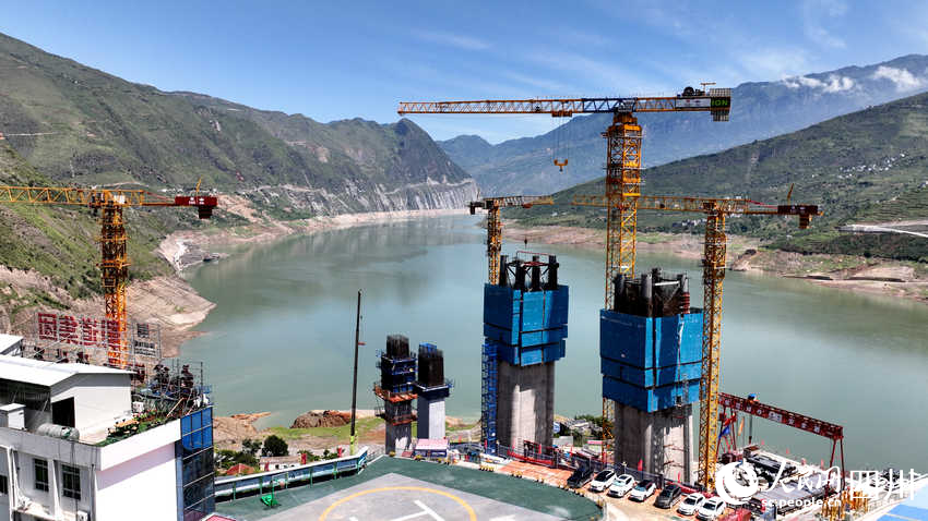 卡哈洛金沙江大橋，位于涼山州雷波縣與云南省永善縣交界。大橋全長(zhǎng)2514米，為單跨懸索橋、鋼混疊合橋道系，是連接沿江高速和云南大永高速主要通道，對(duì)促進(jìn)川滇交流具有十分重要的意義。唐曉軍攝
