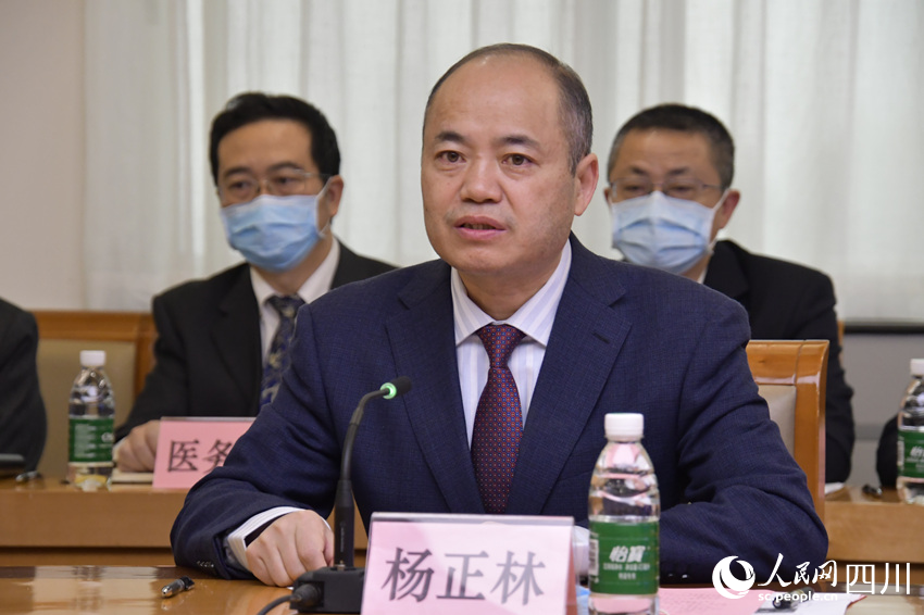 中國科學(xué)院院士、四川省人民醫(yī)院院長楊正林正在介紹醫(yī)院這幾年的發(fā)展情況。人民網(wǎng) 王洪江攝