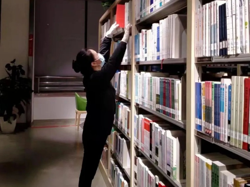 金牛區圖書館志愿者黃建英。金牛區圖書館供圖