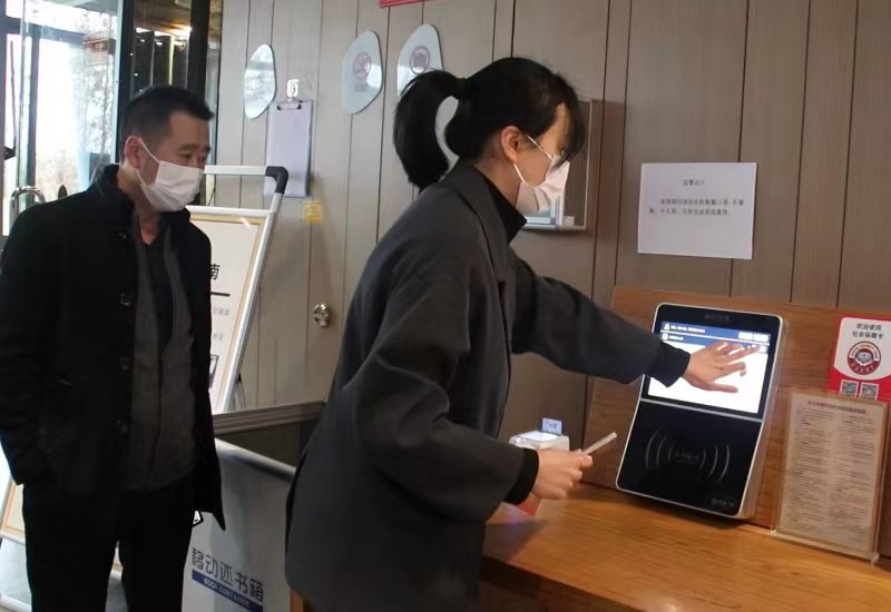 工作人員演示使用社保卡還書。遂寧宣傳部供圖