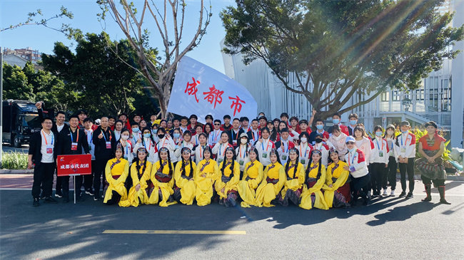 四川省第十六屆少數民族傳統體育運動會成都代表團合影。成都市民宗局、成都市體育局供圖
