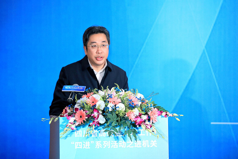 中共四川省委組織部人才工作處處長王軍作交流發言。