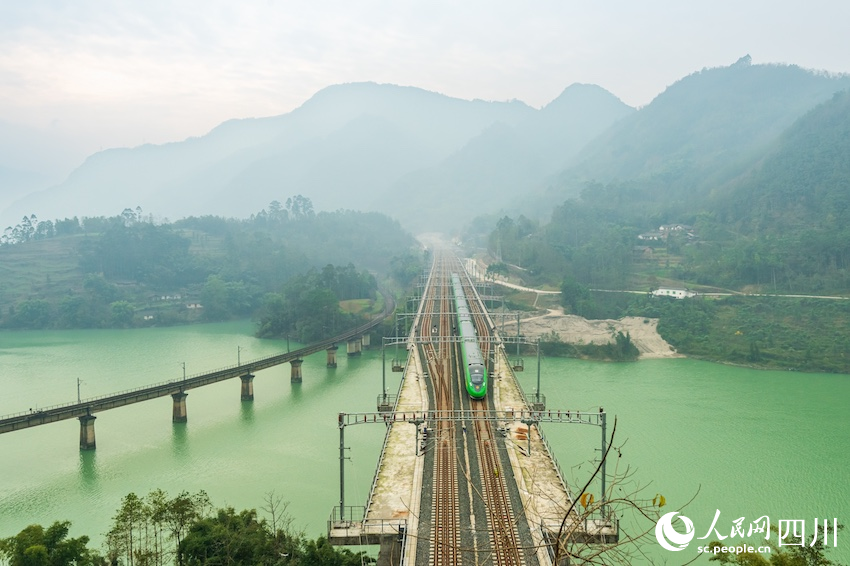 12月23日，老成昆鐵路泉水河大橋和新成昆鐵路范店子特大橋分別迎來綠皮車和“綠巨人”復興號。羅成攝