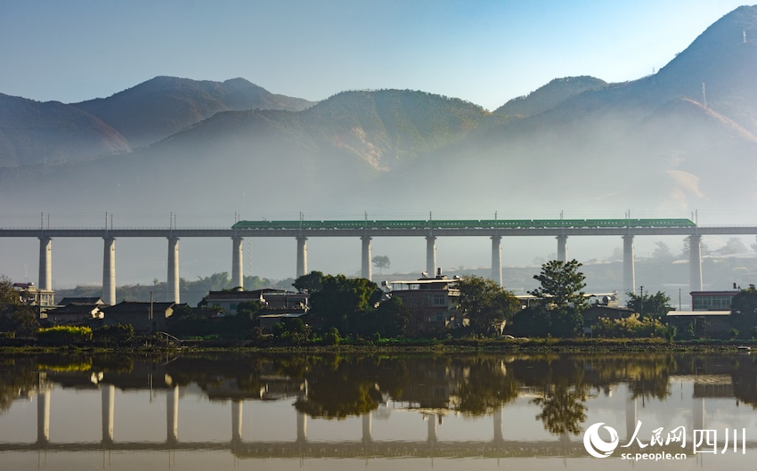復(fù)興號(hào)駛過新成昆鐵路沙壩安寧河特大橋。田維鵬攝