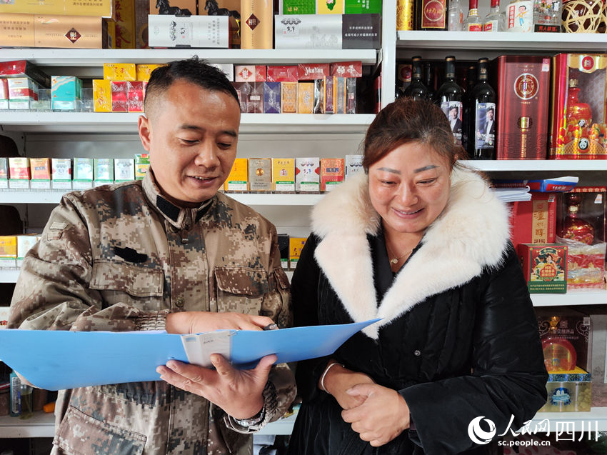 吳遠東（左）在店里指導周麗。何亞卓攝