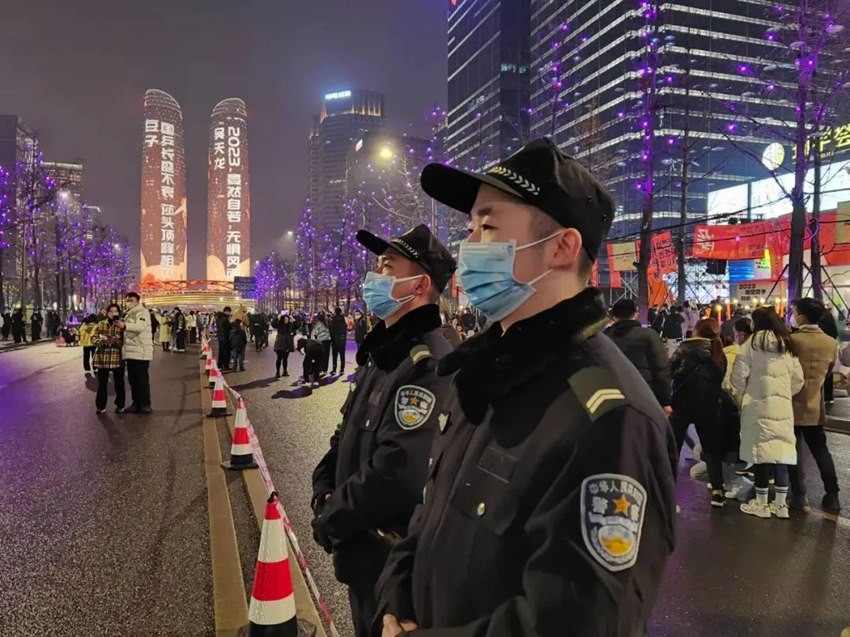 成都市公安局高新區(qū)分局民警堅守在崗位上。成都高新公安供圖