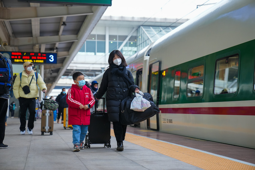 成都東站，乘客有序乘車。成都鐵路供圖