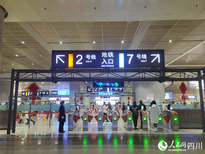 應對大客流，地鐵成都東站積極提升運力，做好旅客換乘引導。人民網 郭瑩攝