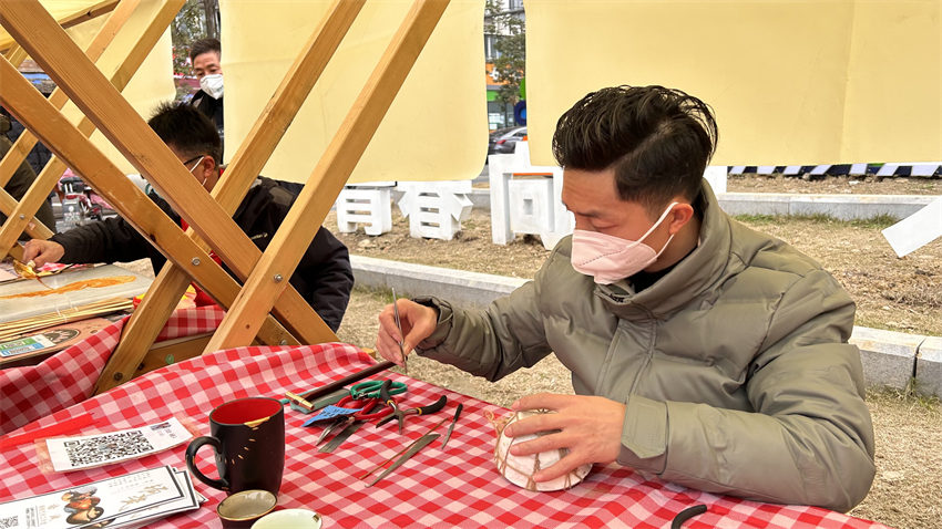 瓷胎竹編非遺項目展示。成華區文化體育和旅游局供圖