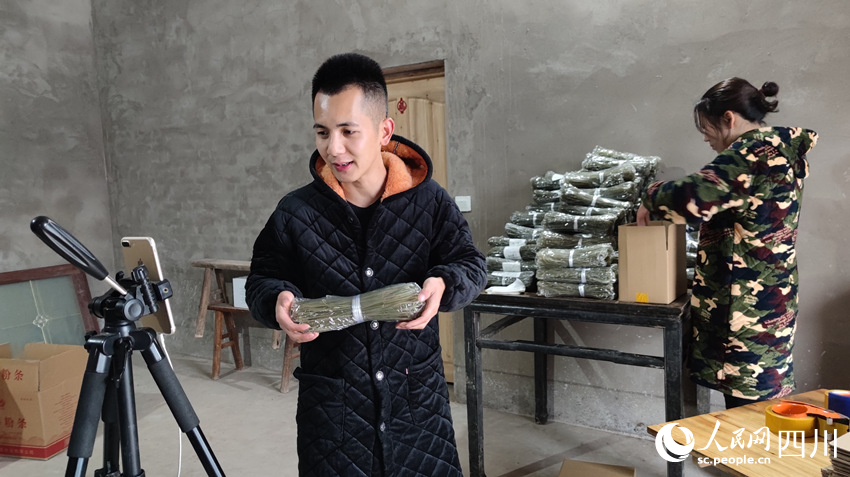 納溪區(qū)返鄉(xiāng)創(chuàng)業(yè)青年明洪強利用抖音直播帶貨。 龍婧攝