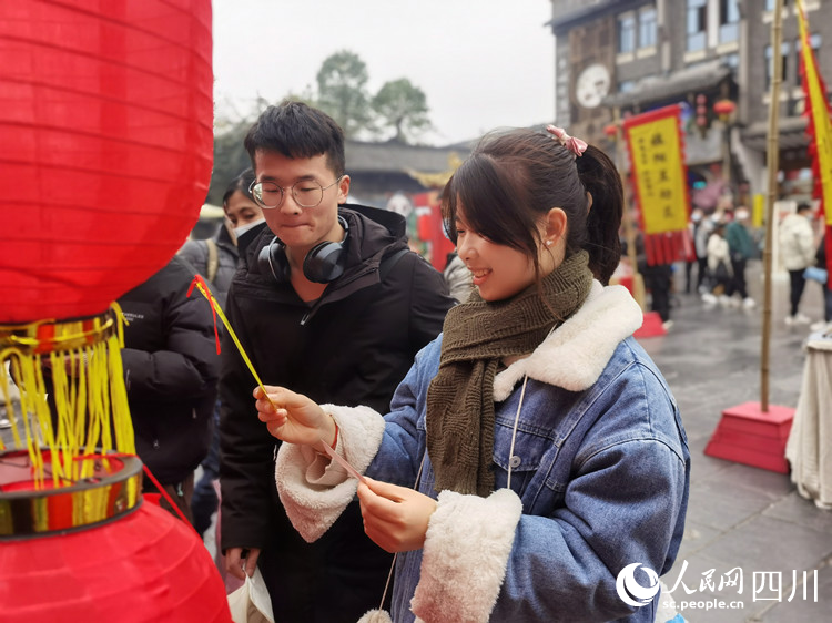 市民現場猜燈謎。人民網 王波攝