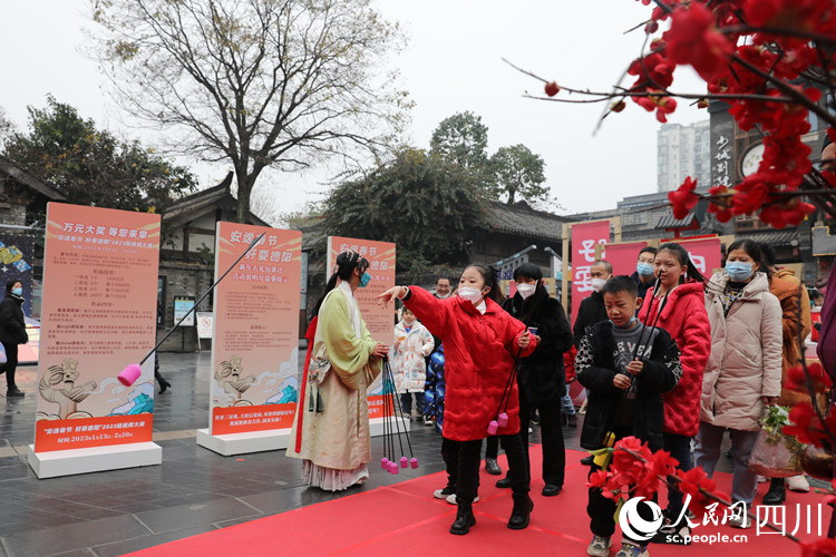 在寬窄巷子景區，市民參與德陽活動。人民網 王波攝