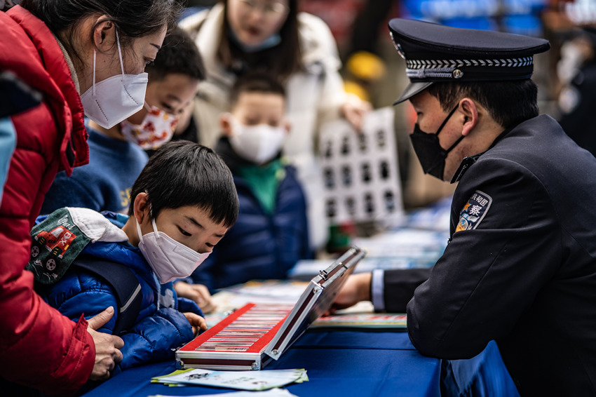 現(xiàn)場市民。成都市公安局金牛區(qū)分局供圖