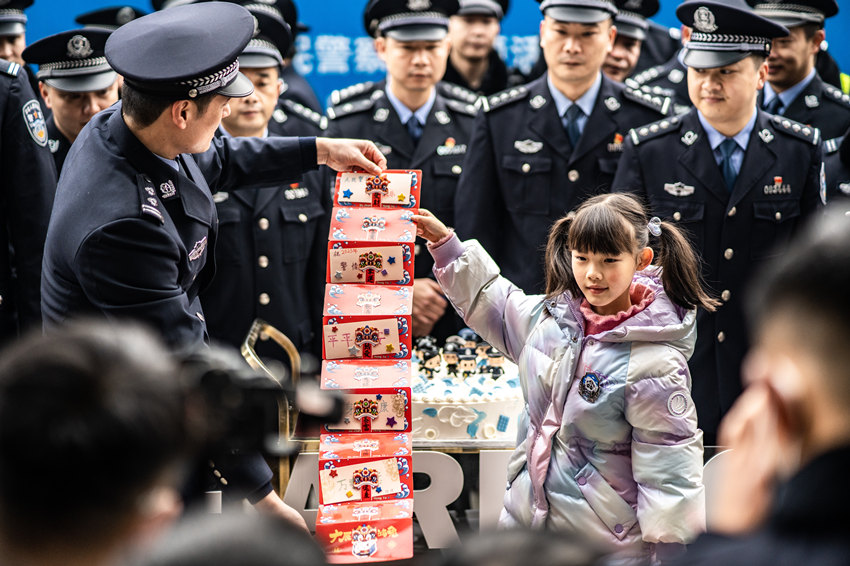 小朋友為民警制作的警察節卡片。成都市公安局金牛區分局供圖