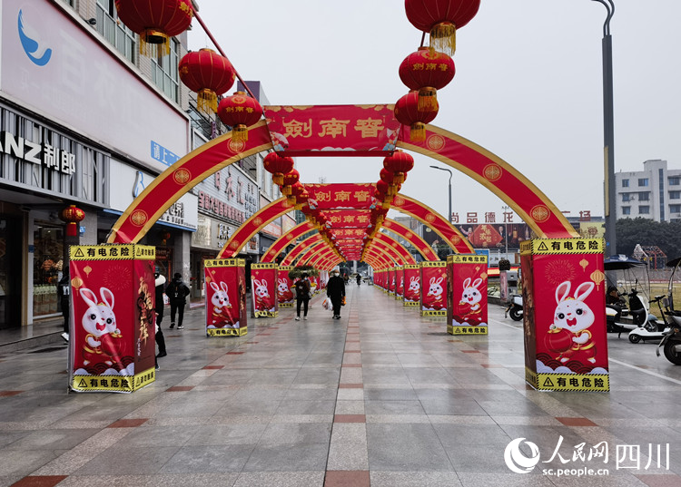 喜慶的祈福大道。周韻攝