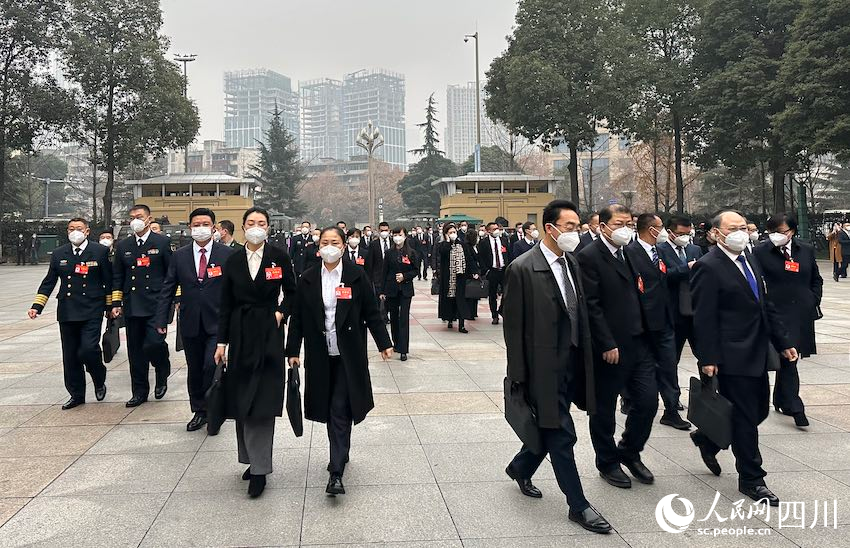 1月11日，四川省十四屆人大一次會議在成都召開，代表們步入會場。人民網(wǎng) 王波攝