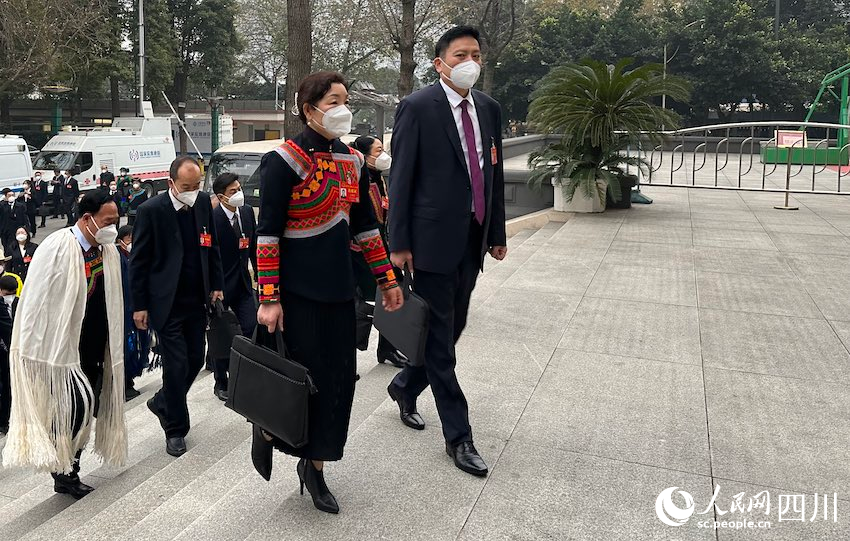 1月11日，四川省十四屆人大一次會(huì)議在成都召開，代表們步入會(huì)場(chǎng)。人民網(wǎng) 王波攝
