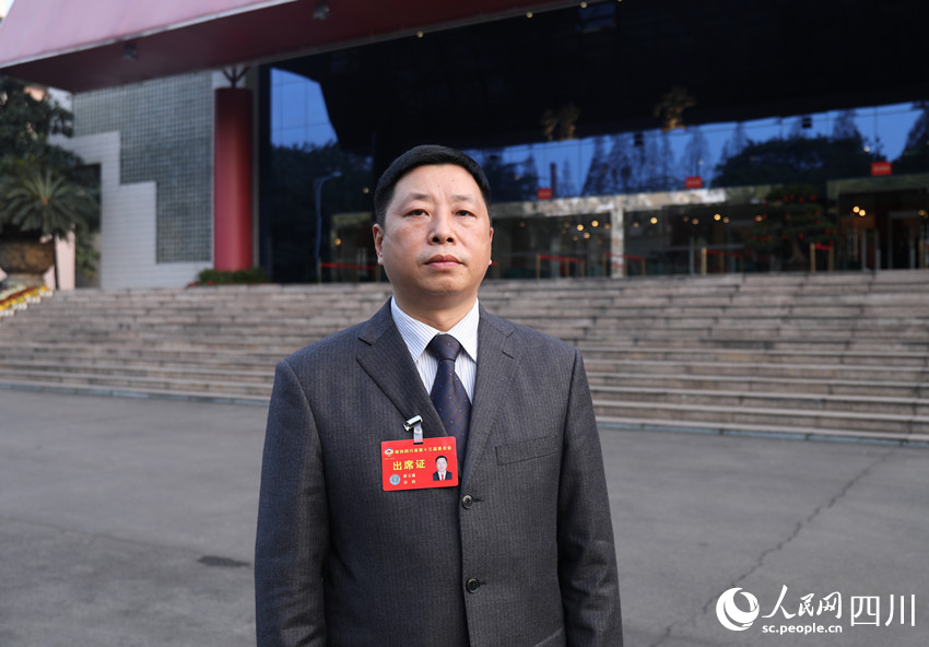 四川省政協(xié)委員、九三學(xué)社資陽市委專職副主委游文盛。人民網(wǎng) 趙祖樂攝