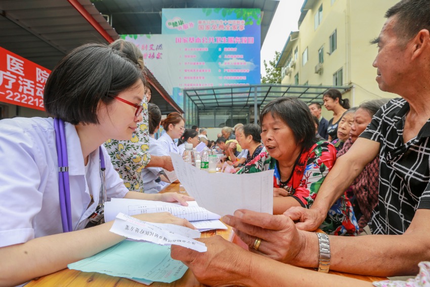 資料圖：2021年，遂寧市船山區組織巡回醫療組到鄉鎮。李四海攝