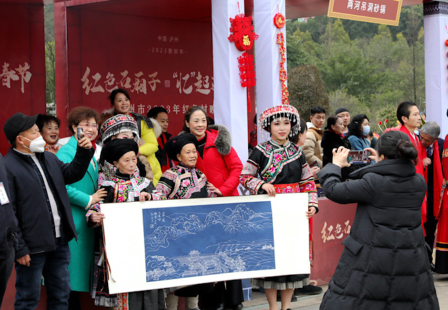 瀘州市2023年首屆紅色村晚在敘永縣魚(yú)鳧公園廣場(chǎng)上演。鄭云霞攝
