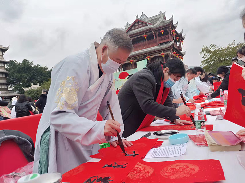 活動現(xiàn)場，書法藝術(shù)家們揮毫潑墨，筆走龍蛇。吳舒婷攝