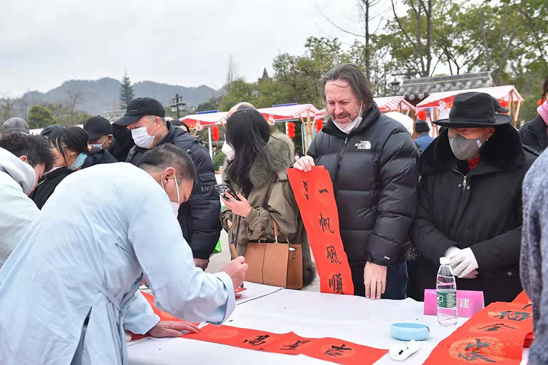 為百姓寫春聯(lián)、送福字，營(yíng)造歡樂(lè)祥和的年節(jié)氣氛。龍泉驛區(qū)委宣傳部供圖
