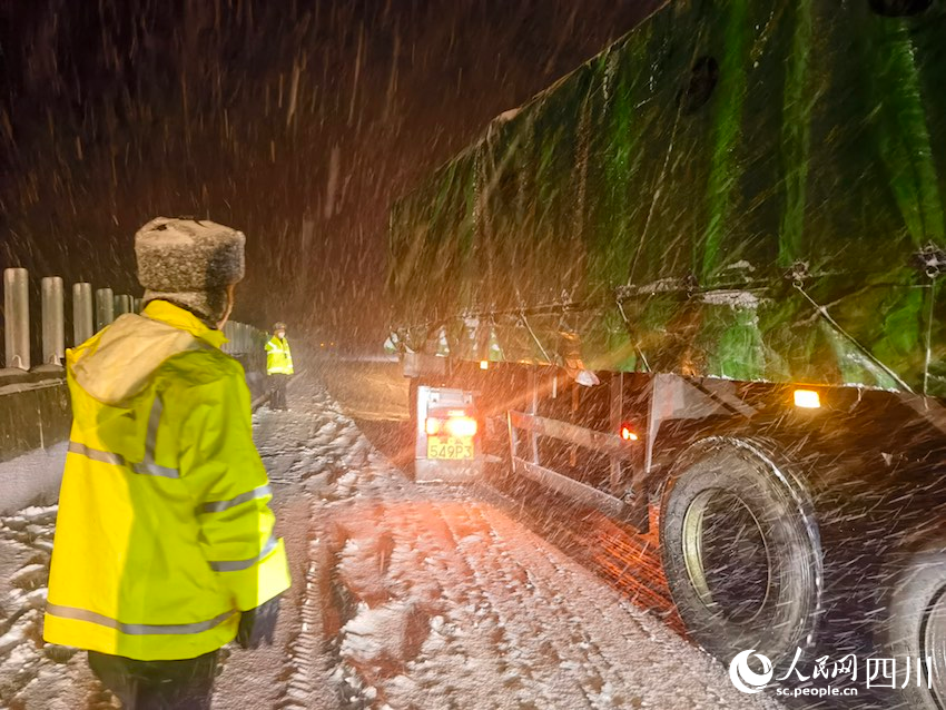 執法人員在冰雪天氣中執勤。王冰攝