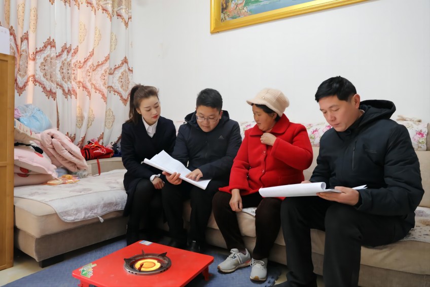 巴州區紀檢監察干部開展入戶走訪、送榜到戶、收集問題線索。巴州區紀委監委會供圖