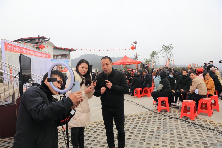 巴州區(qū)水寧寺鎮(zhèn)干部在活動現(xiàn)場通過網(wǎng)絡(luò)直播為線上群眾宣傳解答惠民惠農(nóng)政策。巴州區(qū)紀委監(jiān)委會供圖