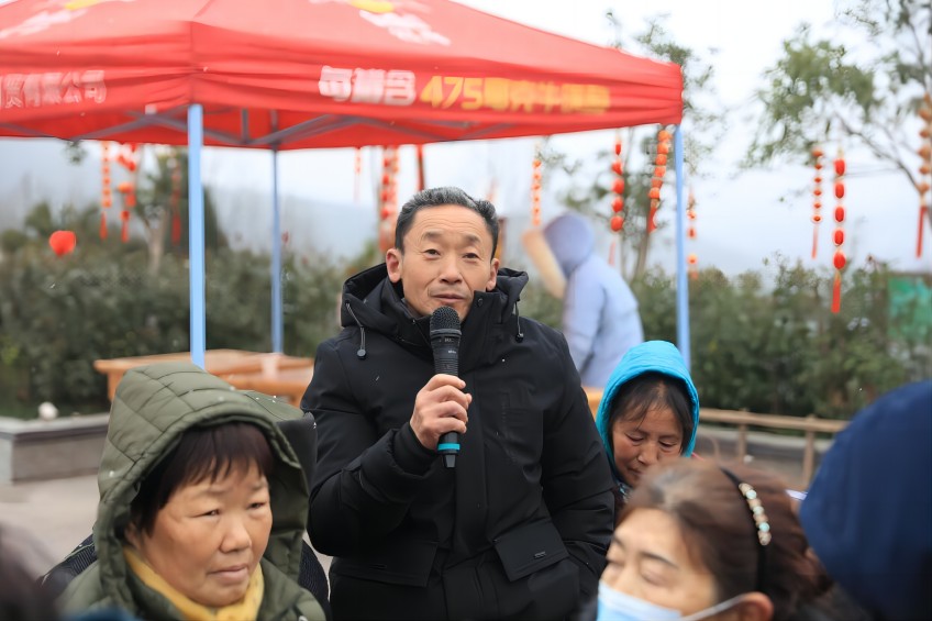 龍臺村村民就地力補貼發放標準進行現場問榜。巴州區紀委監委會供圖