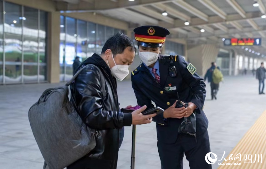 作為列車長，阿依布卡對每一位乘客都給予貼心關懷。范東海攝