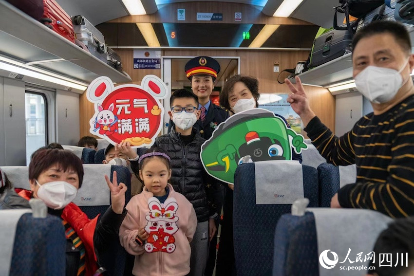 新成昆鐵路開通后成為春節期間最熱線路之一。范東海攝