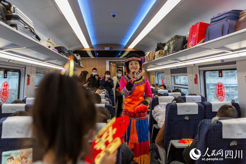 1月15日，小年當天，列車長阿依布卡在列車上，為大家演唱了一首歌曲。周俊仰攝