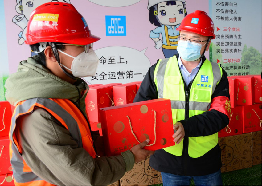 工人正在領取年貨。中建三局一公司供圖