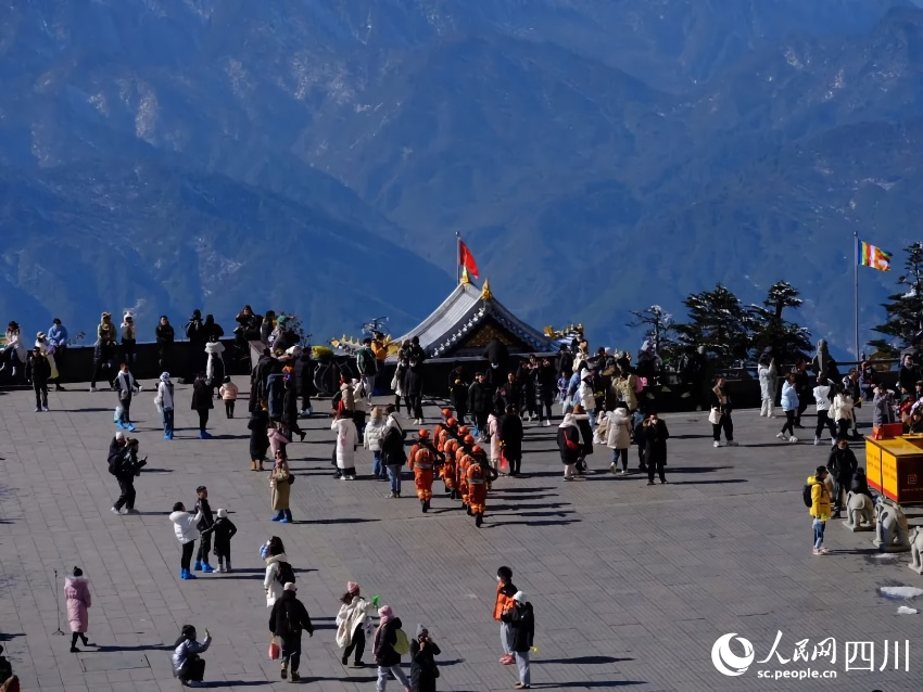 隨著春節臨近，省內各大旅游景點游玩的游客日漸增多。程雪力攝