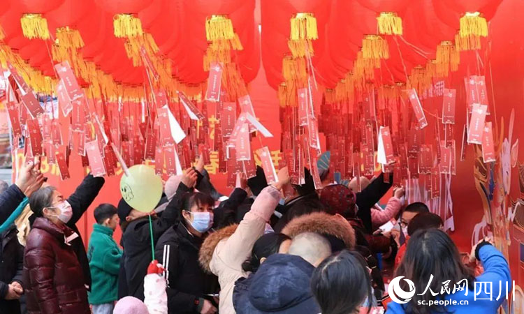 猜燈謎。朱志宏攝