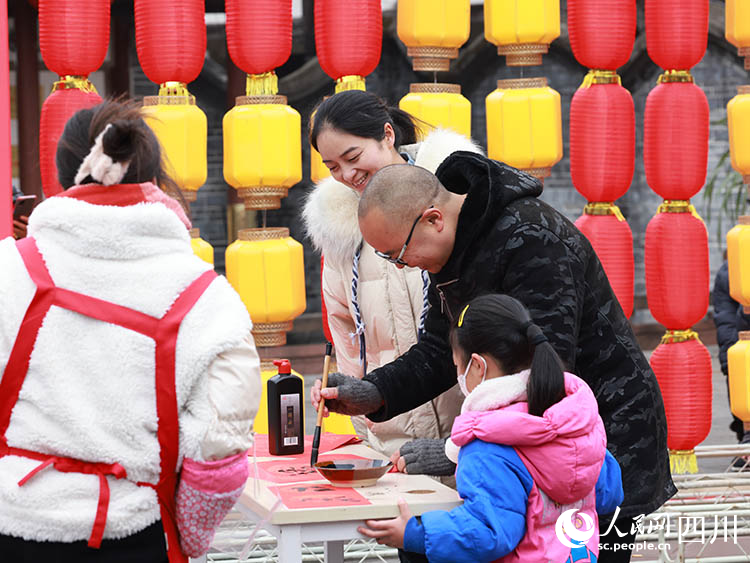 寫對聯送市民。朱志宏攝