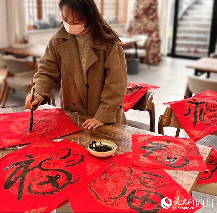 寫上對新年的祝福。李亞林攝